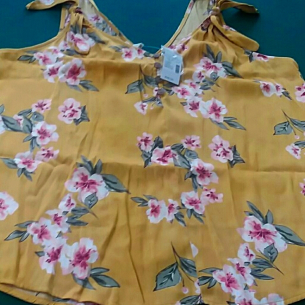 Sleeveless flower top